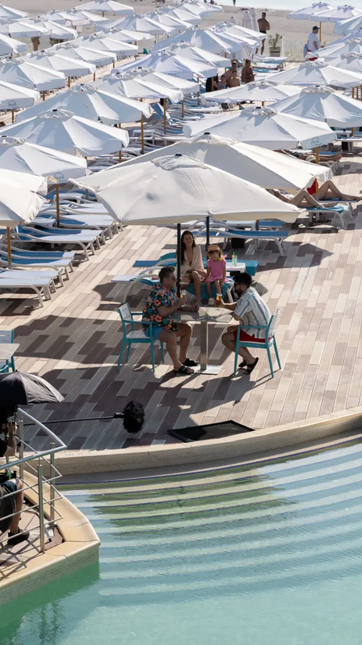 Platoul de filmare de la piscina resortului