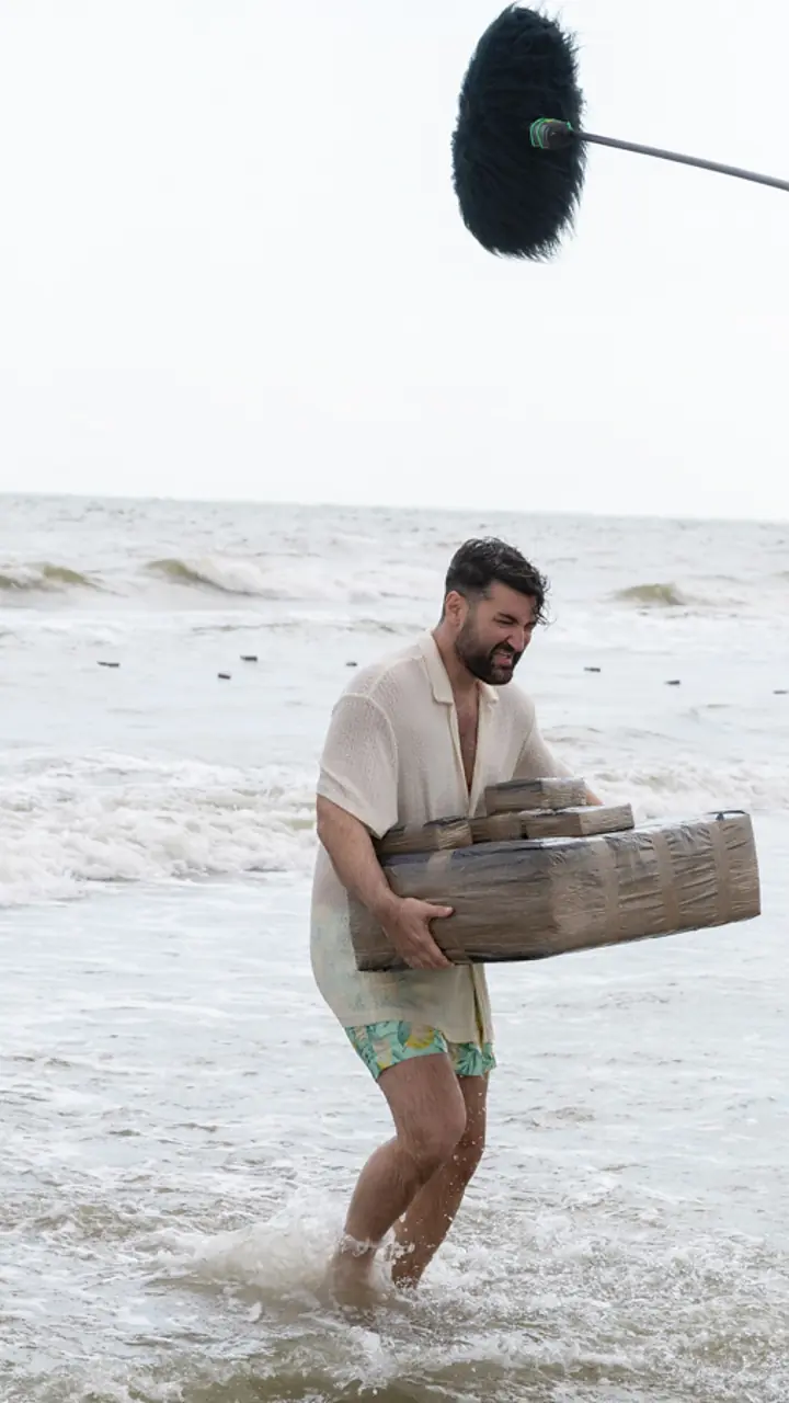 Smiley scoate lada din mare, cu boom-ul deasupra
